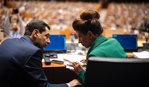 Juanma Moreno cancela su viaje a Chipre para seguir desde Andalucía la emergencia meteorológica.