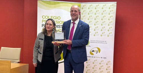 El Rector recoge el reconocimiento a la Universidad de Jaén, de la Asociación de la Prensa de Jaén y la Demarcación Territorial del Colegio de Periodistas de Andalucía.