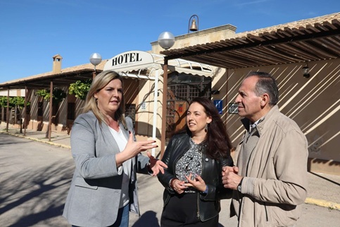 El PSOE acusa a la Junta de “dejar morir” la Hacienda La Laguna de Baeza.