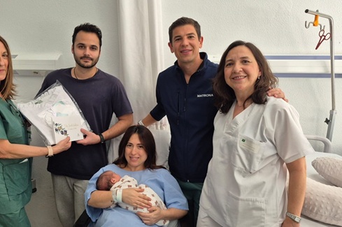 Sanidad obsequia a las madres de los nacidos el Día de Andalucía en los hospitales de Jaén.