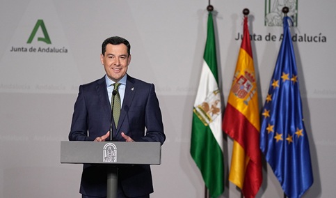 Juanma Moreno firma el decreto de disolución del Parlamento y convoca elecciones autonómicas el 17 de mayo.