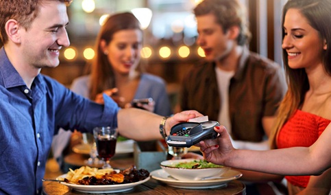 Consumo aclara si es legal que un restaurante cobre por reserva o por anularla.