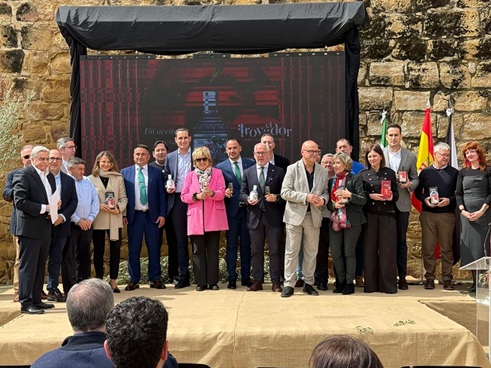 Juan Latorre asiste a la puesta de largo de la nueva marca de aceite de la cooperativa San Roque de Arjonilla.