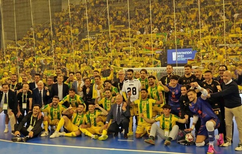 Reyes felicita al Jaén Paraíso Interior FS tras conquistar su cuarta Copa de España.