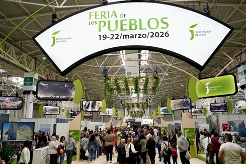 Reyes destaca la masiva afluencia de público en las más de 220 actividades de la Feria de los Pueblos.