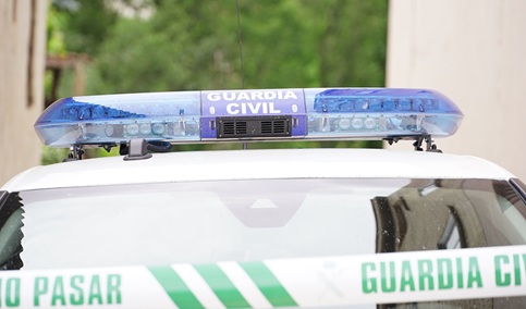 Muere un hombre de 33 años tras colisionar su coche con una rotonda en Estepona.