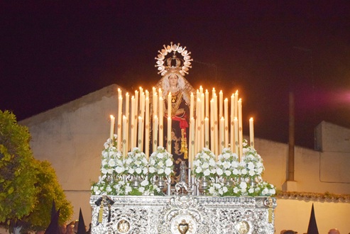 Nuestra Señora la Virgen de los Dolores procesiona por las calles de Lopera.