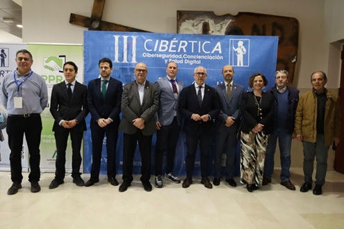 Fernández subraya el compromiso del Gobierno de España con la ciberseguridad y la protección de los menores ante los riesgos digitales.