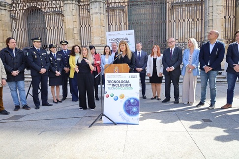 Manuel Fernández valora la labor de la ONCE en su lucha por derribar barreras y lograr la igualdad para personas con discapacidad.