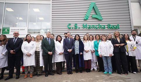 Juanma Moreno destaca el «salto de calidad» de la sanidad en Jaén: más de 130 millones de inversión desde 2019.