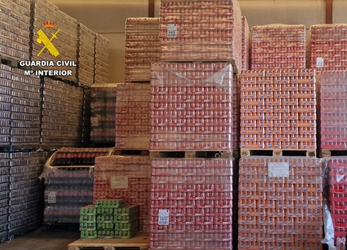 La Guardia Civil interviene en un almacén de Los Alcázares más de 200.000 latas de bebidas con deficiencias en el etiquetado.