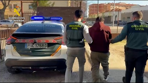 Detenidas tres personas que asaltaban viviendas haciéndose pasar por repartidores.