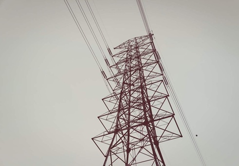 La factura de la luz experimenta una bajada en el mes de febrero del 7,4%, según el análisis de FACUA.