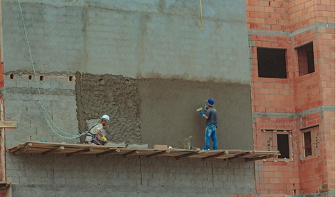 Andalucía lidera en febrero la bajada del paro mientras aumenta a nivel nacional.