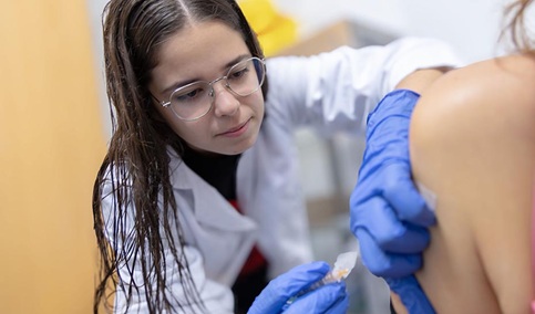 Andalucía finaliza la campaña de vacunación de la gripe tras alcanzar una cobertura récord.