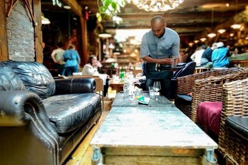 El paro se reduce en 22.934 personas en marzo y se sitúa en 2.419.712 con una bajada interanual del 6,2%.