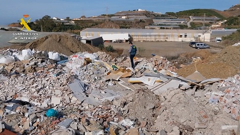 Investigadas 12 personas por el vertido ilegal de más de 160.000 toneladas de residuos de obras en Málaga.