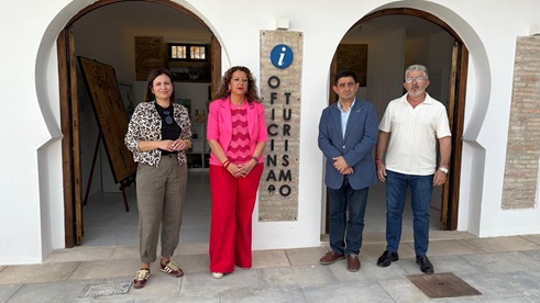 El presidente de la Diputación asiste a una jornada de puertas abiertas de la oficina de turismo de Lopera.