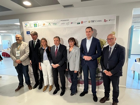 Luis Planas reivindica un modelo agrario sostenible que trabaje a favor de la naturaleza y el mercado.