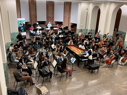 La Orquesta Joven y el Joven Coro de Andalucía abren convocatoria para seleccionar a jóvenes directores y directoras en formación en 2026.