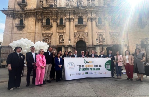 El presidente de la Diputación subraya la importante labor que realizan los profesionales de la sanidad pública andaluza.