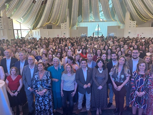 Reyes elogia la vocación de ayudar a los demás que muestran las profesionales de la atención sociosanitaria.