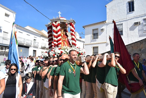 La imagen de la Virgen de la Cabeza procesionó por las principales calles de Lopera.