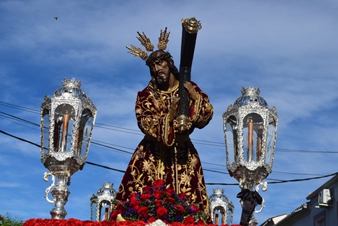 Procesión de Nuestro Padre Jesús y la Virgen de los Dolores en la mañana del Viernes Santo.