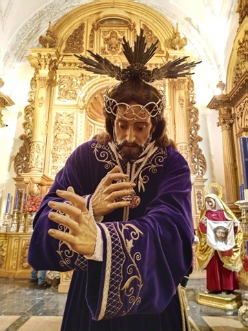 Técnicos del IAPH supervisan ‘in situ’ el estado de conservación de la talla devocional de ‘El Abuelo’.