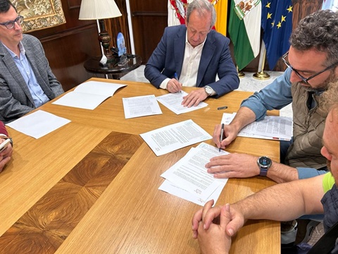 El Ayuntamiento de Andújar firma un convenio con los constructores para impulsar la contratación juvenil.