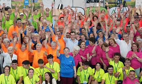 Juanma Moreno reivindica el «potencial de los mayores» y el «valor de su experiencia» para el futuro de Andalucía.