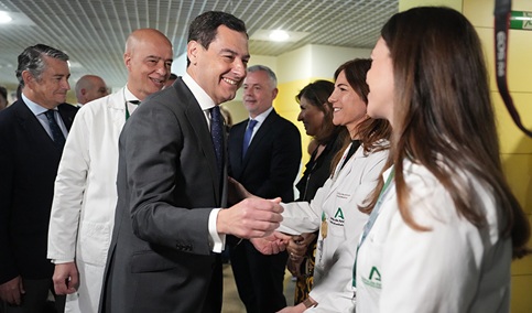 Juanma Moreno destaca la excelencia del Hospital Reina Sofía y su «papel clave» en la historia de la sanidad andaluza.