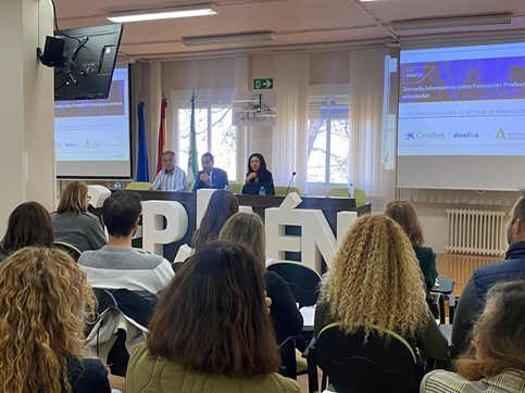 Andalucía y Fundación CaixaBank Dualiza forman en Jaén a un centenar de orientadores educativos .