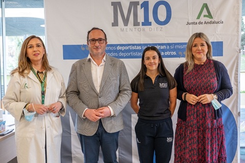 El Hospital Universitario de Jaén recibe la visita de la gimnasta olímpica Ana Pérez.