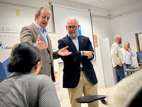 El delegado del Gobierno Andaluz, Jesús Estrella, visita el proyecto “Somos raíz, somos camino”.