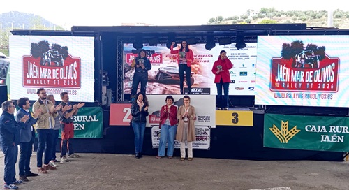 Ana Mata asiste a la entrega de trofeos del VII Rally TT Jaén Mar de Olivos.