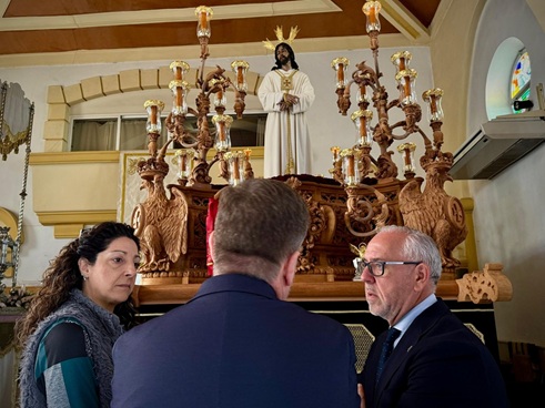 El delegado del Gobierno Andaluz en Jaén, Jesús Estrella, visita a hermandades y cofradías de Jaén.
