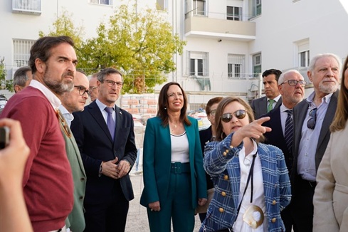 Rocío Díaz realiza una visita técnica a las obras de rehabilitación de 140 viviendas en ‘Las Protegidas’.