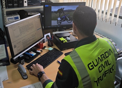 La Guardia Civil investiga a una persona por conducción temeraria, careciendo de permiso de conducir.