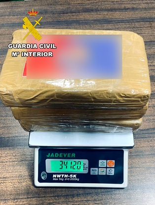 La Guardia Civil ha detenido en Baeza a una persona que transportaba 3,4 kilogramos de cocaína en su vehículo