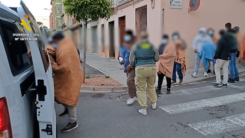 La Guardia Civil libera a 80 víctimas migrantes explotadas laboralmente en condiciones de semi esclavitud en Nules (Castellón).