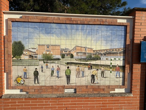 Inaugurado el mural conmemorativo del XXV Aniversario del IES Gamonares obra del pintor Antonio Solórzano.
