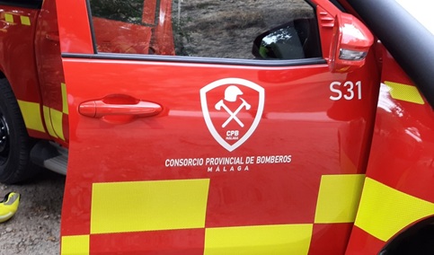 Cuatro personas afectadas tras el incendio de una vivienda en Estepona.