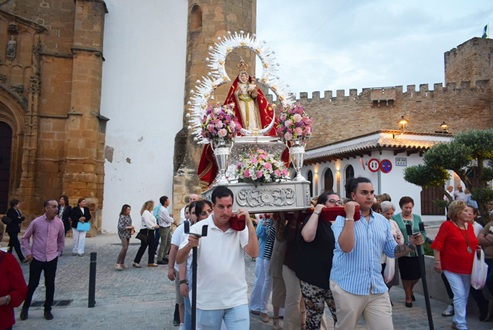 La imagen de la Virgen de Alharilla procesionó por las calles de Lopera.