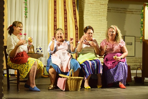 El grupo de teatro de la Asociación Cultural La Paz representó en Lopera las obras teatrales «El Patio de los Chicharrones» y «El Patio de las Vecinas».
