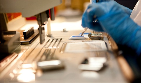Los centros sanitarios públicos de Andalucía realizan 4.300 estudios clínicos en 2025.