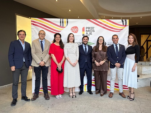 Ana Mata asiste a la gala de entrega de los Premios AJE Jaén que organiza la Asociación de Jóvenes Empresarios.