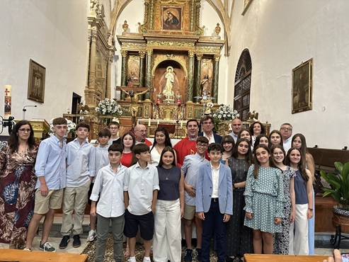 El Vicario Episcopal Territorial, Jesús Millán Cubero, confirma a 23 personas en Lopera.