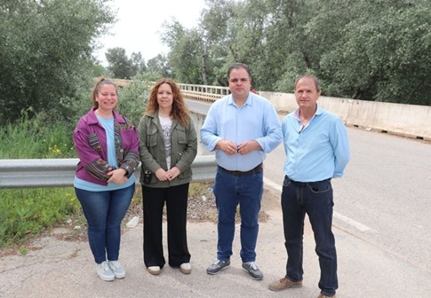 El PSOE denuncia que la Junta no arregla la A-6075 en Villanueva de la Reina.