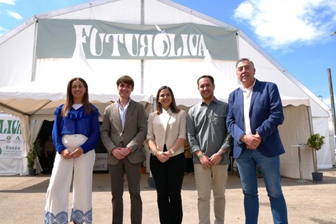 La candidatura del PSOE visita Futuroliva en Baeza.
